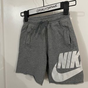 NIKE boys’ short grey sweat pants Fleece with logo and pockets XS
